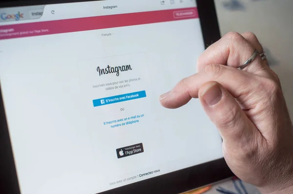 Крупный план женских рук на домашней странице Instagram регистрация веб-сайта на планшете — стоковое фото