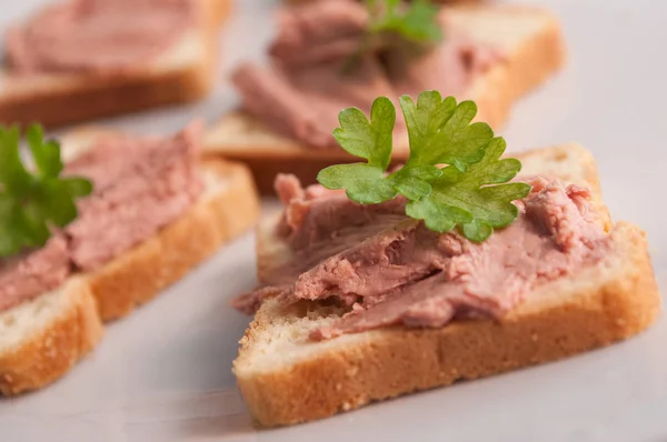 Weinig toast met varkensvlees en peterselie — Stockfoto