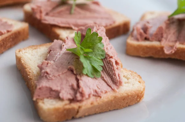 Weinig toast met varkensvlees en peterselie — Stockfoto