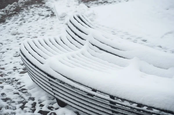 Banc métallique recouvert de neige — Photo