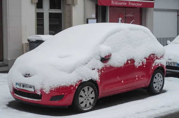 Автомобілі снігом на вулиці — стокове фото