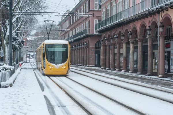 Mulhouse - Francja - 18 żółty tramwaj toczenia na zaśnieżonych ulicach — Zdjęcie stockowe
