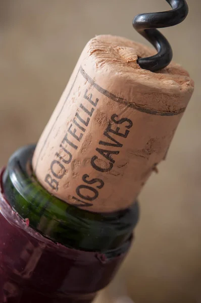 Cortiça vinho no fundo de madeira — Fotografia de Stock