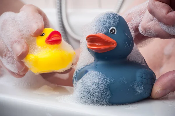 Lastik ördek oyuncak banyo ile dolaşan adam — Stok fotoğraf