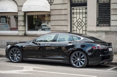 siyah maserati otel Steinbach Mulhouse'deki önünde sokakta park edilmiş