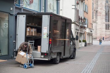 Ups kamyonu sokaktan gelen teslimat işçi boşaltma paketleri 