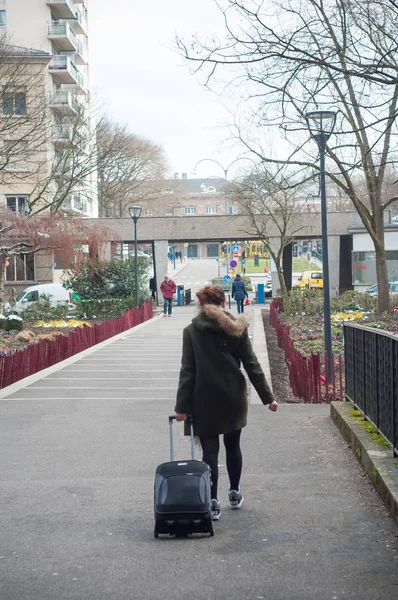 Vrouw lopen met koffer tegenover treinstation in Mulhouse — Stockfoto