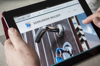Tablet çilingir web sitesinin giriş sayfasında kadın closeup eller