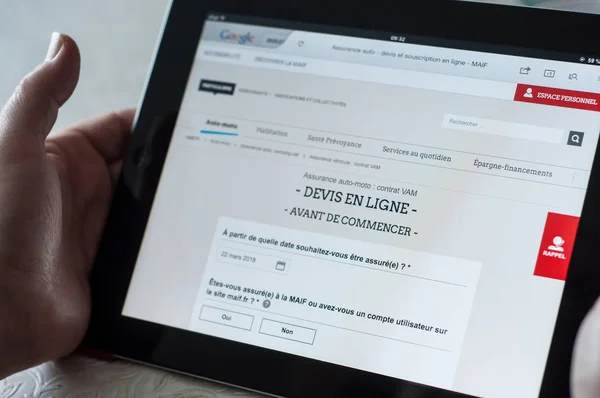 Närbild av kvinna händer på Maif franska försäkrings hemsida för online offert av webbplats på surfplatta — Stockfoto
