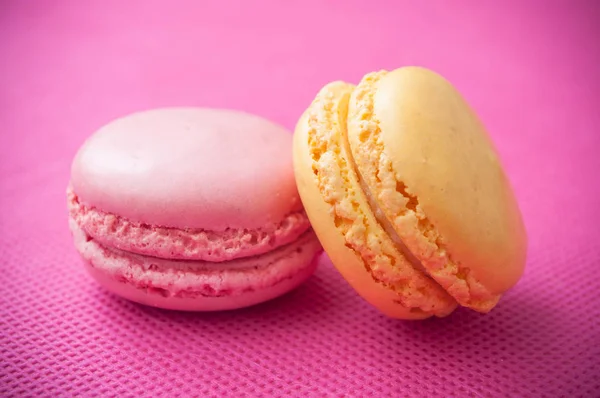 Pasta francese macarons su sfondo rosa — Foto Stock