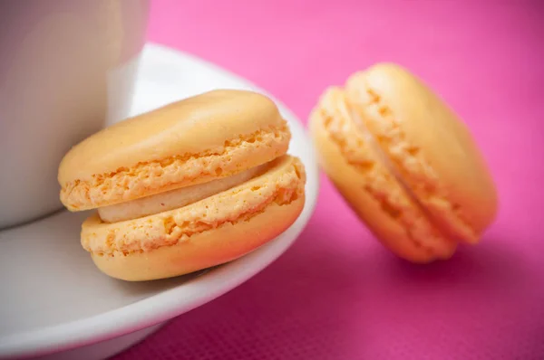 Pasta francese macarons su sfondo rosa — Foto Stock