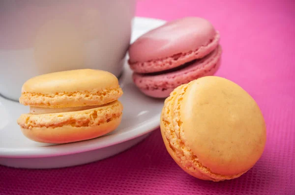 Sortiment aus französischem Macarons-Gebäck und Tasse Kaffee — Stockfoto