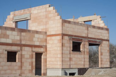  tuğla ev yapım aşamasında