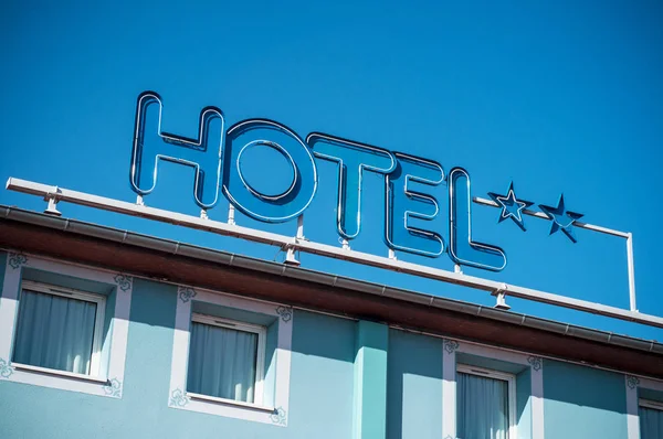 Hotel z dwóch gwiazd Zarejestruj na tle niebieskiego nieba — Zdjęcie stockowe