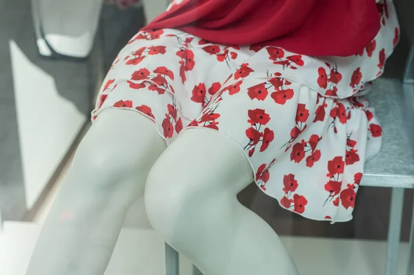 Vestido rojo en maniquí piernas venta al por menor en la tienda de moda —  Fotos de Stock