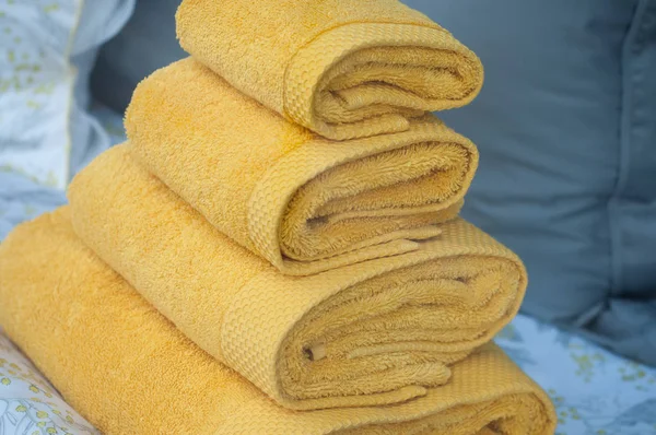 Жовта купа рушників для ванни в магазині шоурум — стокове фото