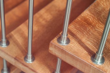  Metalik demiryolu ile ahşap modern merdiven 