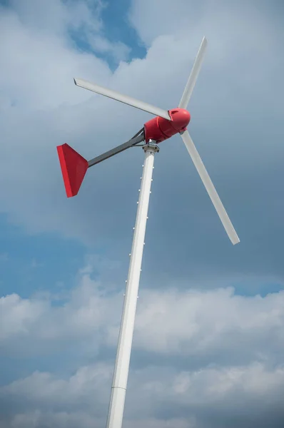 Mały Młyn wiatru do produkcji energii elektrycznej prywatne — Zdjęcie stockowe