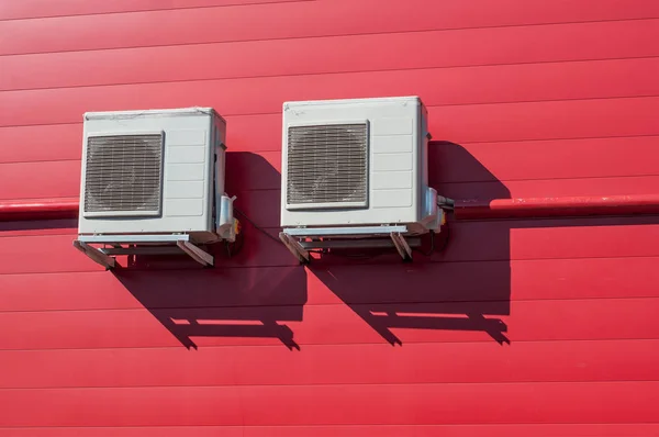 Ar condicionado no fundo da parede vermelha — Fotografia de Stock