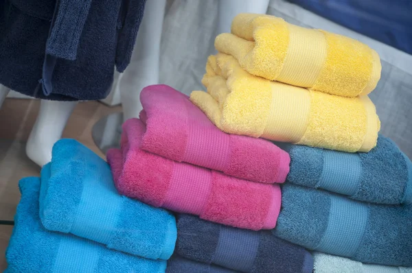 Toallas de baño de colores en el showroom tienda — Foto de Stock