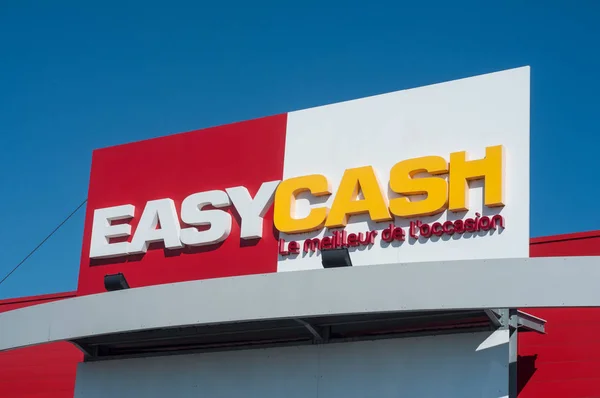 Könnyen cash logó a bolt előtt, a kék ég háttér - könnyen cash, a eladás vezetője Franciaországban használt lánc — Stock Fotó