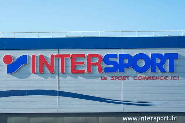 Minorista del logotipo de la marca "Intersport" señalización - la cadena francesa de Suministros Deportivos — Foto de Stock