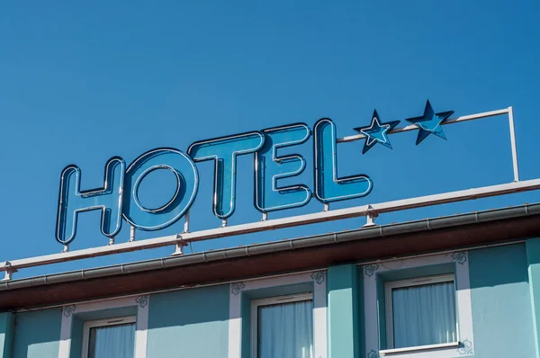 Hotel com sinal de duas estrelas no fundo azul céu — Fotografia de Stock