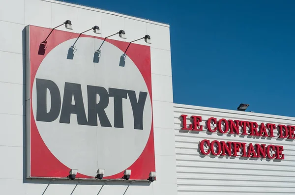 Darty logo on store front on blue sky background - Дарти является лидером по продаже бытовой техники и мультимедийной сети во Франции — стоковое фото