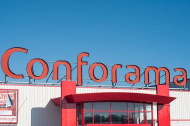 Mağaza önünde mavi gökyüzü arka plan - Conforama üzerinde Conforama logosuna mobilya zinciri Fransa Fransız lideridir