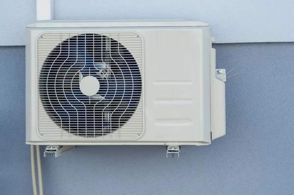 Klimatyzator na tle ściany niebieskie — Zdjęcie stockowe