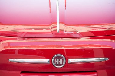 perakende kırmızı Fiat 500 sokakta park edilmiş.