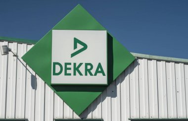 DEKRA logodur mağaza önünde mavi gökyüzü arka plan - Dekra üzerinde üzerinde otomotiv teknik denetim zinciri