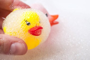  Sarı ve pembe lastik ördek oyuncak yosun banyosu ile