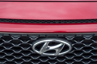 Araba ön-Hyundai Hyundai logosuna closeup otomotiv corean markasıdır.