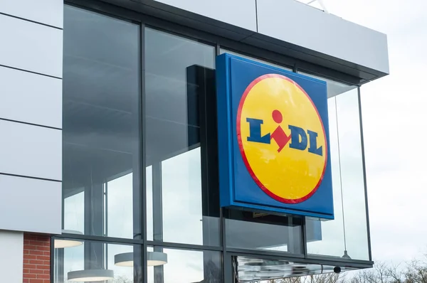 Lidl 标志在商店前面-Lidl 是德国领导的硬折扣超市连锁店在法国 — 图库照片