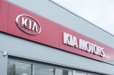 Kia logo işareti showroom önde, Kia otomotiv Kore bir markasıdır.