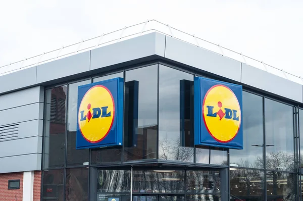 Lidl 标志在商店前面-Lidl 是德国领导的硬折扣超市连锁店在法国 — 图库照片