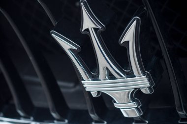 Araba açık logosuna Maserati