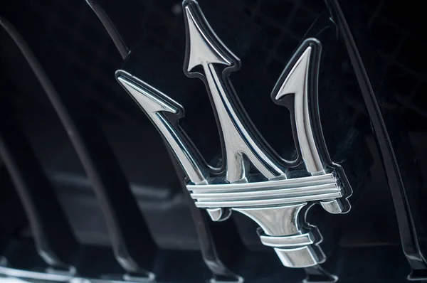 Maserati logo op de voorkant van de auto — Stockfoto