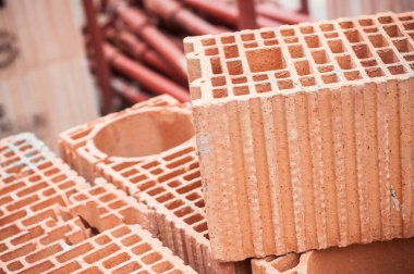  pişmiş toprak tuğla yığını inşaat alanı içinde