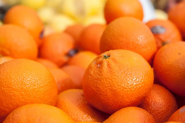 Markette taze portakallar — Stok fotoğraf