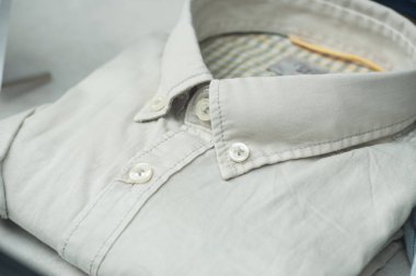  bej gömlek moda erkekler için showroom mağaza