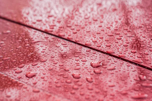 Краплі дощу на червоному розкішному автомобілі — стокове фото