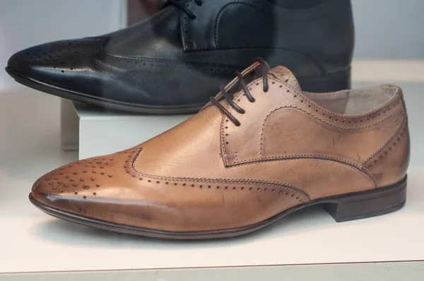 Scarpe classiche in pelle per uomo nel negozio di moda — Foto Stock