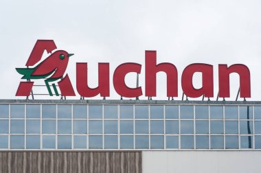 Mağaza önünde Auchan logo