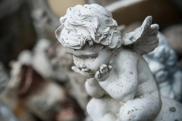Stoned angel on tomb in cemetery — Stock Photo, Image