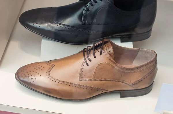 Scarpe classiche in pelle per uomo nello showroom del negozio di moda — Foto Stock