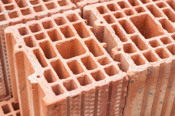Terrakotta-Ziegel stapeln sich auf Baustelle — Stockfoto