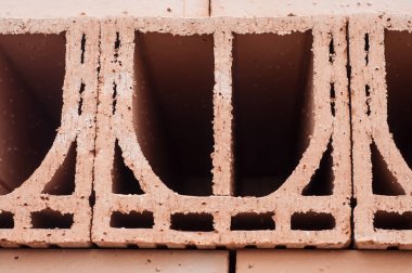  pişmiş toprak tuğla yığını inşaat alanı içinde