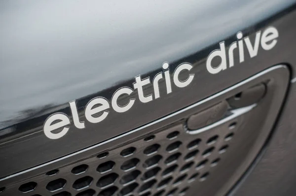 Iscrizione intelligente del testo di azionamento elettrico su nero smart car front — Foto Stock